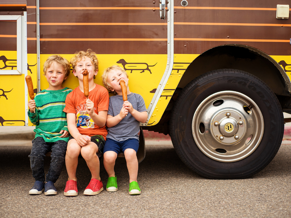 kids eating corndogs